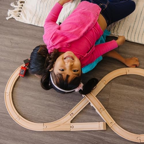 Melissa & Doug Melissa Doug Classic Wooden Figure Eight Train Set 22 pcs