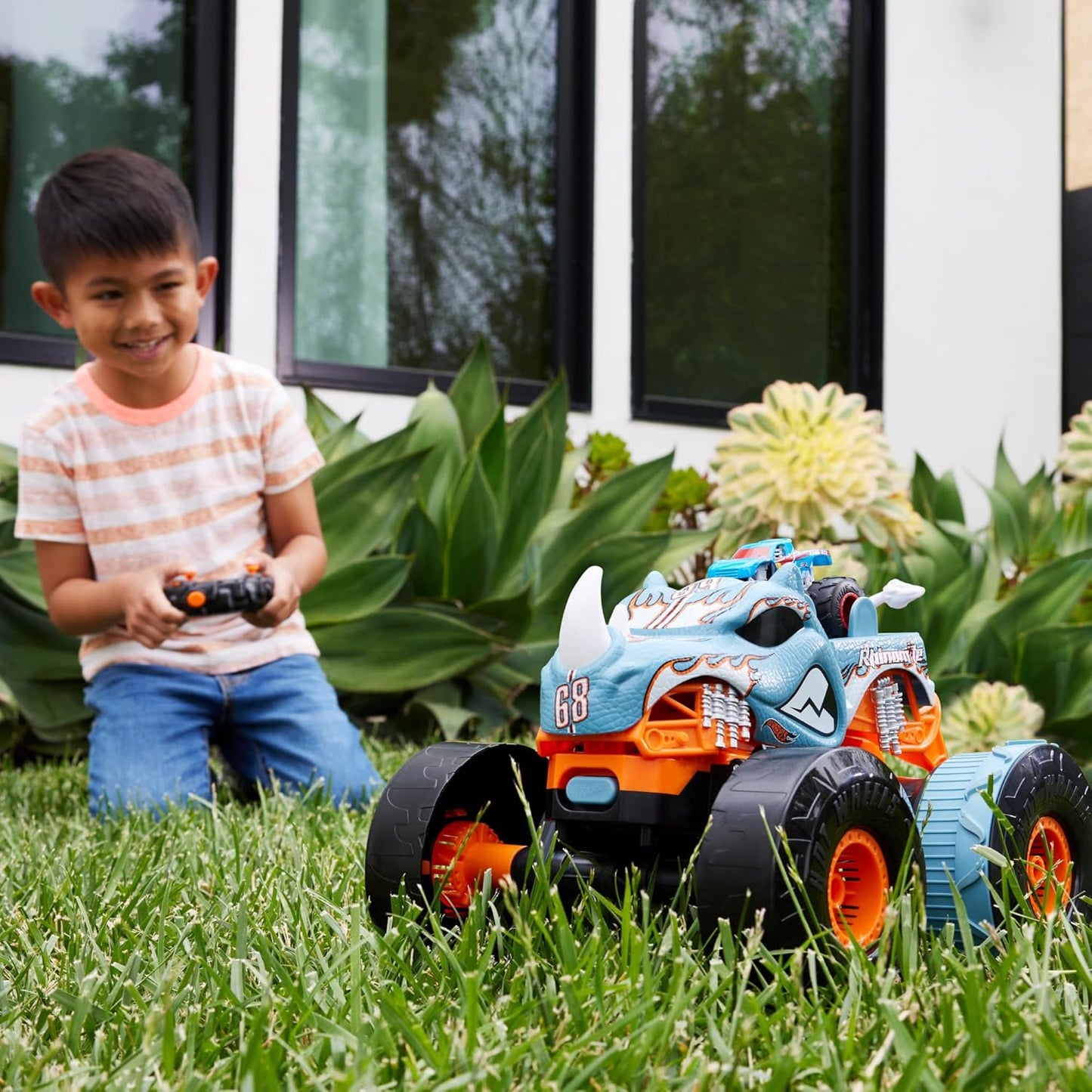 Hot Wheels Monster Trucks RC Toy Remote-Control Transforming Rhinomite in 112 Scale 164